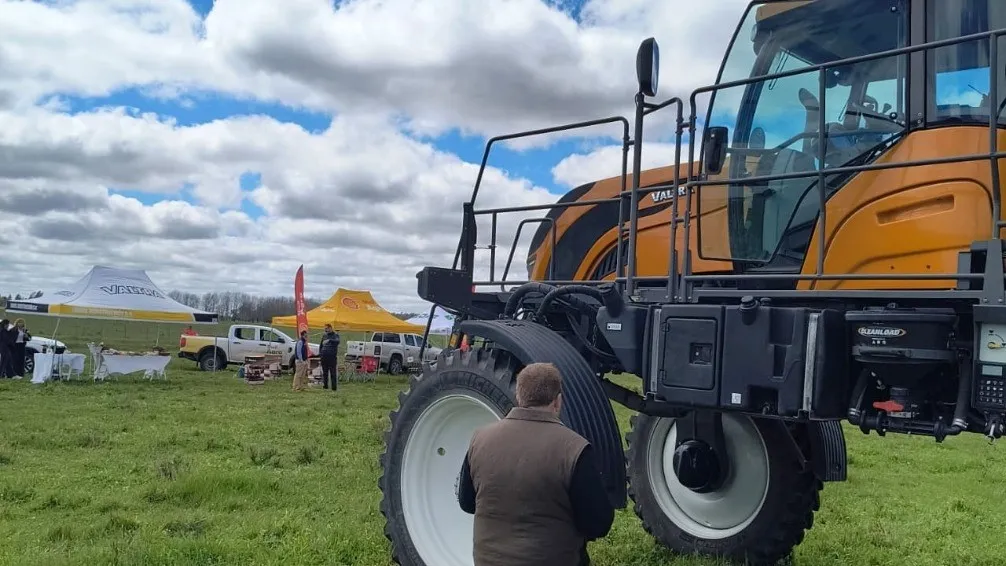 Valtra presentó en Tandil su tecnología de pulverización inteligente con una demostración a campo